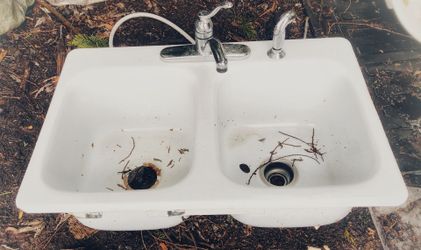 Steel white porcelain double sink and facet