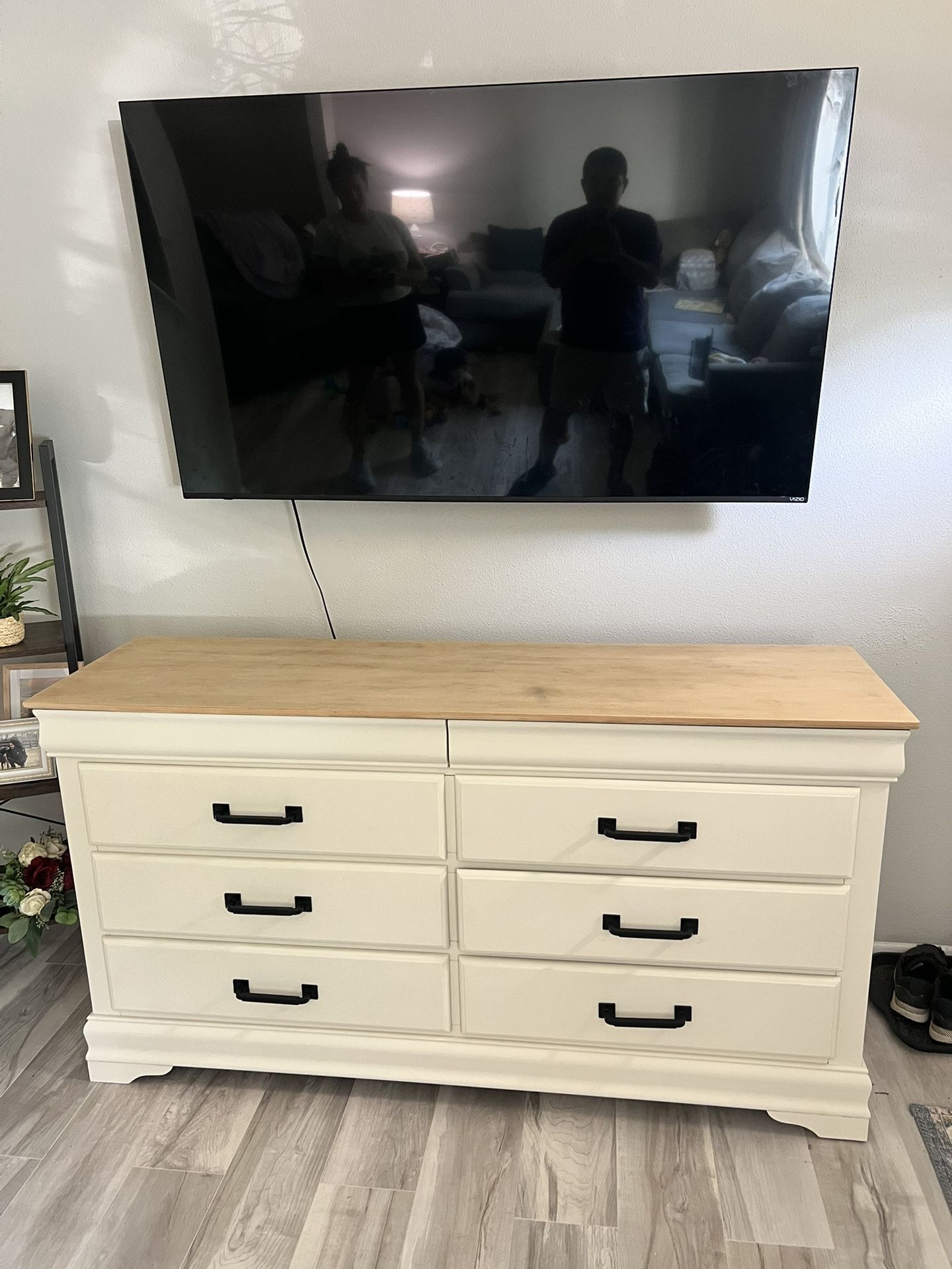 White 8-Drawer Dresser – Great Condition!