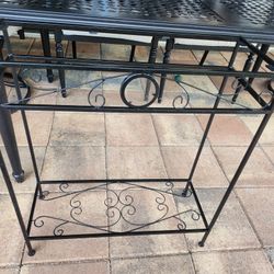 Decorative black metal plant stand with scroll design.
Serious Buyers ✅️✅️✅️🚨
W 25"
H 28"