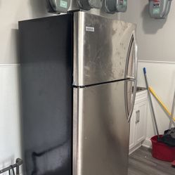 🚨 Must Go! Like-New Stainless Steel Fridge – Priced to Sell Fast!