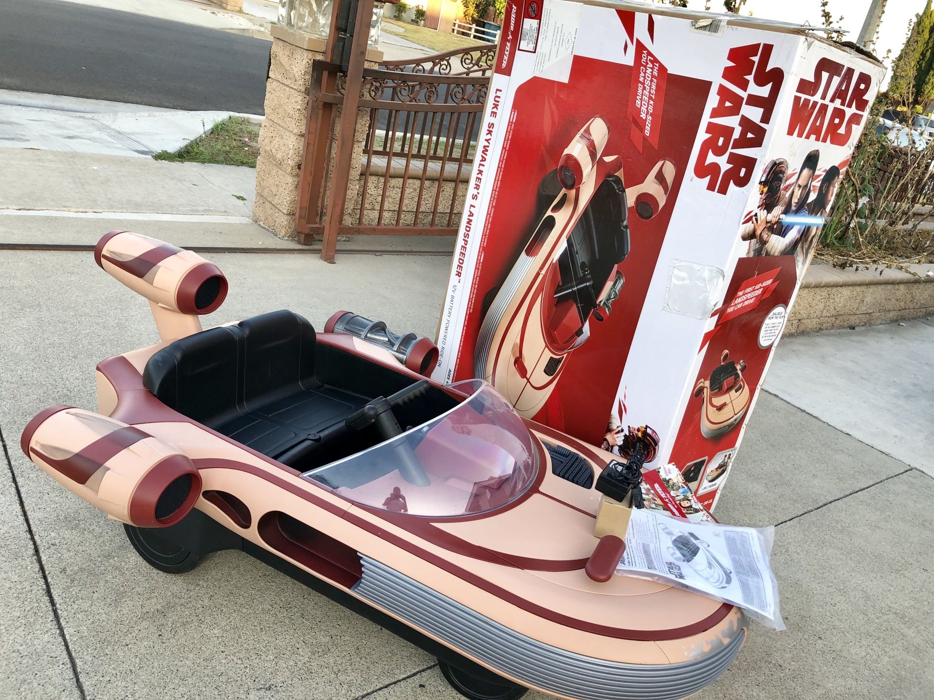 BRAND NEW Star Wars Luke Skywalker Speedlander 12volt electric kids ride on cars power wheels
