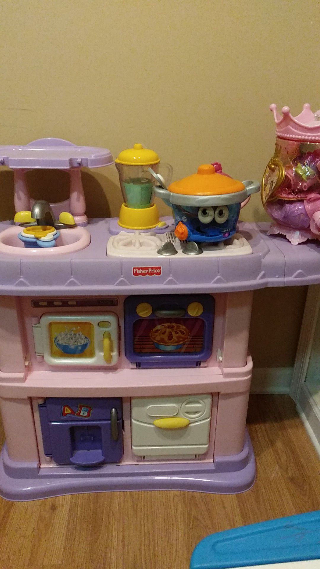 Fisher Price Kitchen w/ leap frog cook and play pot $30