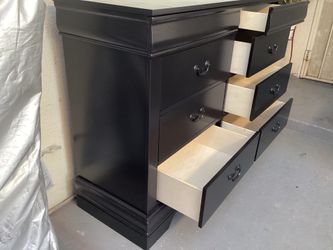 8 DRAWERS DRESSER