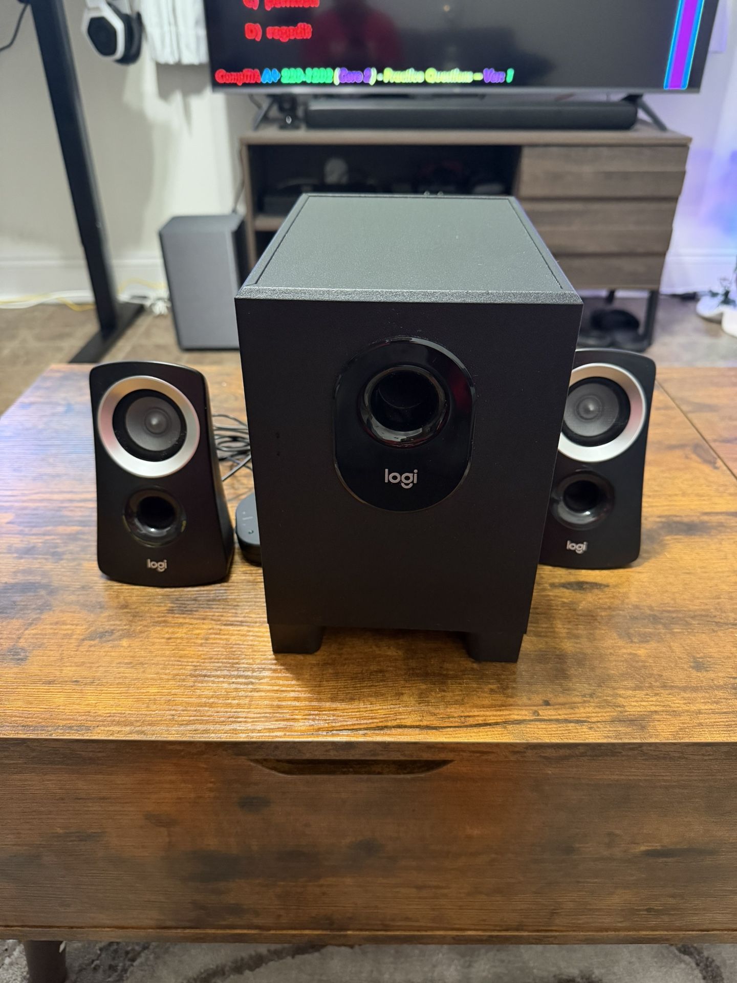 Logitech Z313 2.1 Speaker System – Great Condition