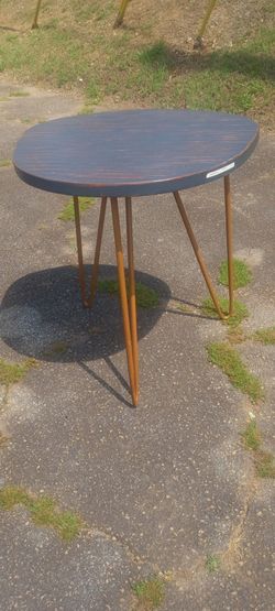 New oval gloss gold tripod leg's end table