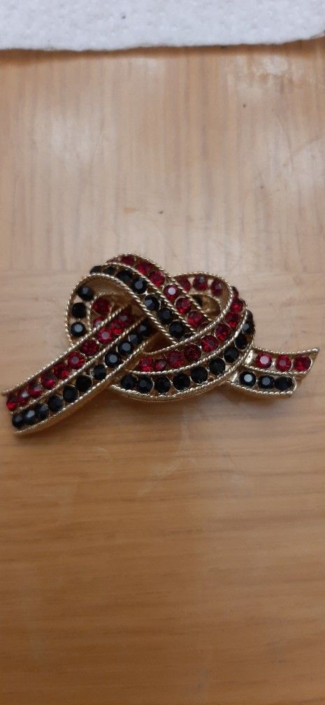 Lisner Red/Navy Knot Brooch