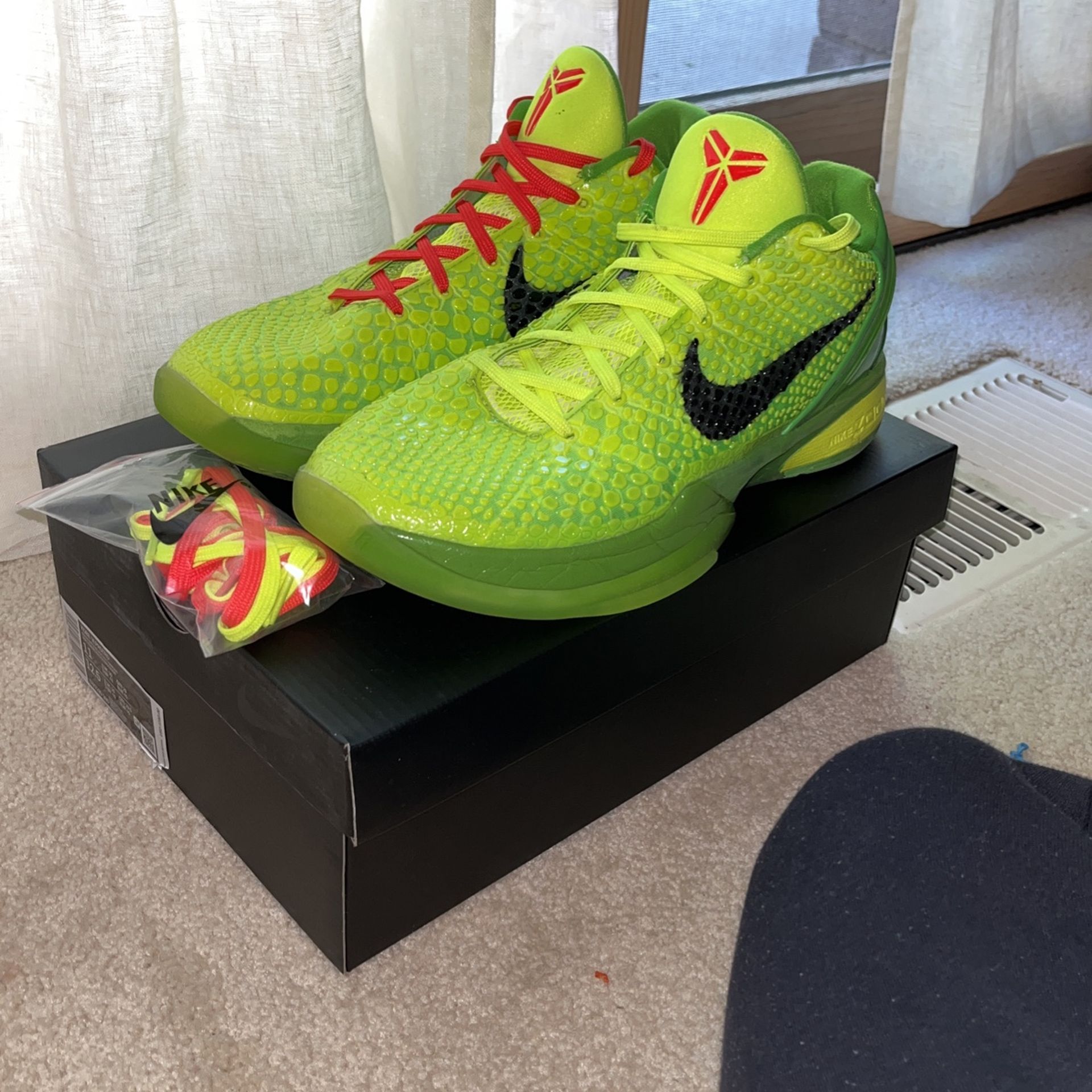 Kobe 6 Grinches for Sale in Albuquerque, NM - OfferUp