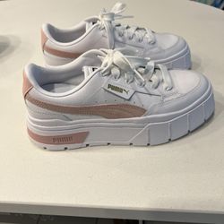 White and  Pink PUMA Ladies Size 8 Sneakers Please Read