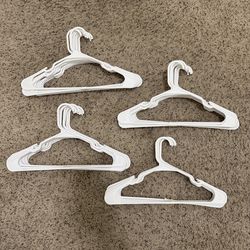 40 white plastic hangers
