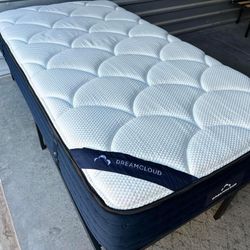 Dreamcloud Twin Xl Mattress Bed - Like New