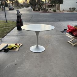 Rove concepts Tulip Table 