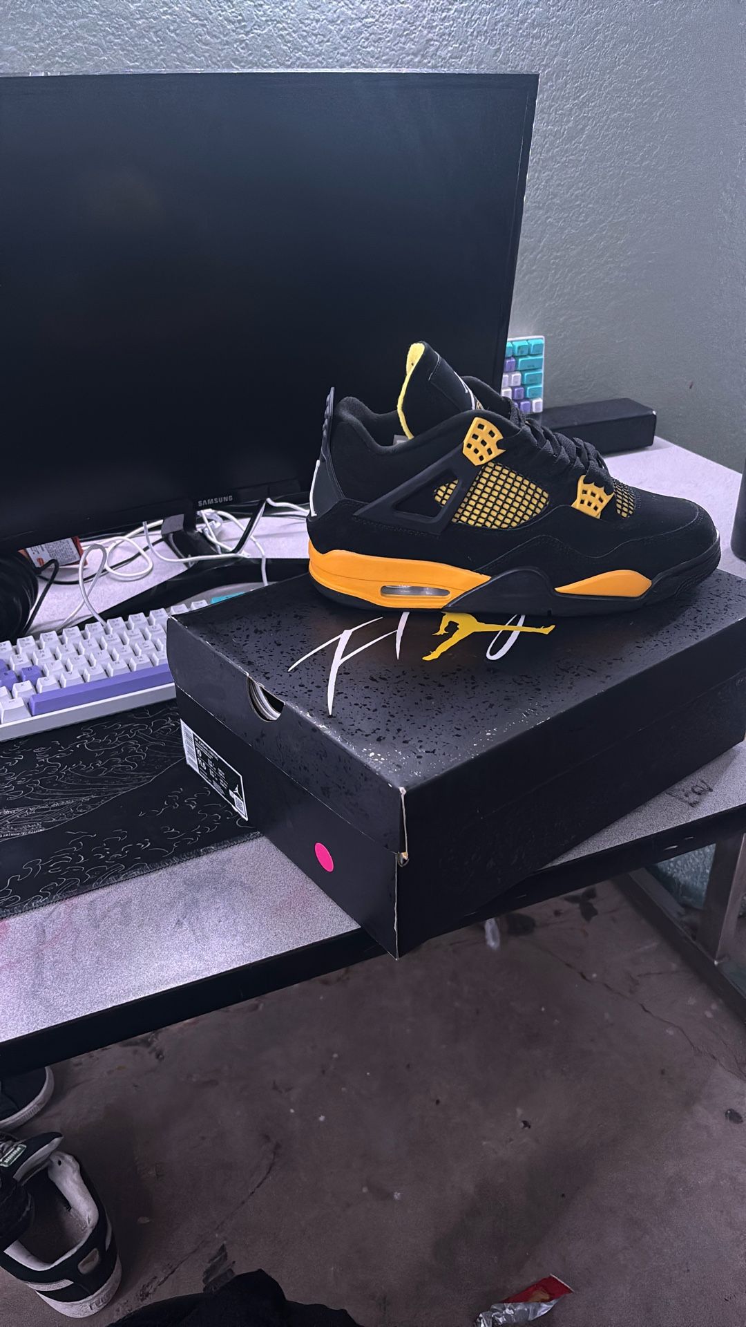 Jordan 4 Retro Thunder