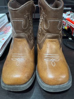 Toddler boots unisex.