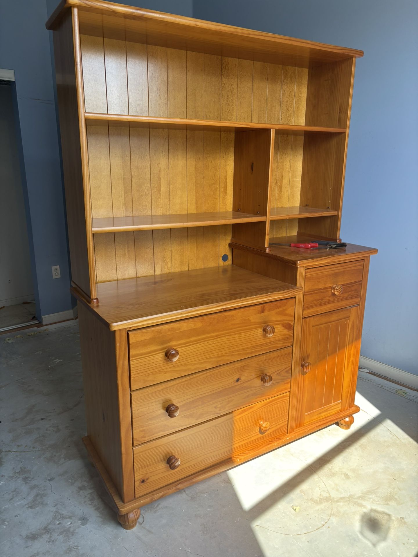 Dresser/hutch