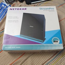 Netgear R6100 WiFi Router