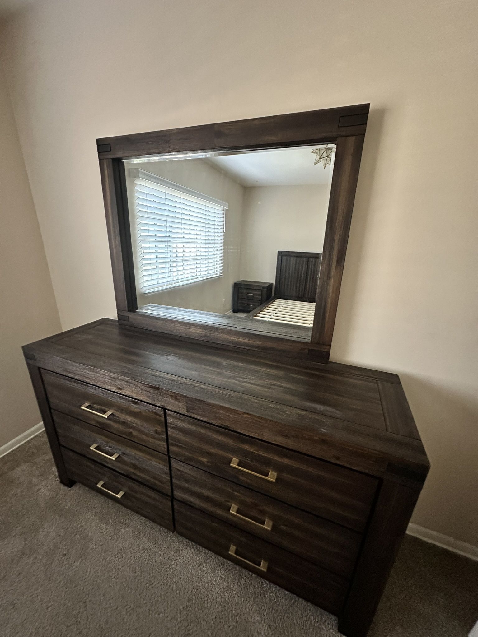 Dresser With Mirror