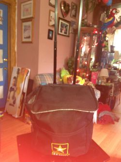 HIELERA CON LLANTITAS