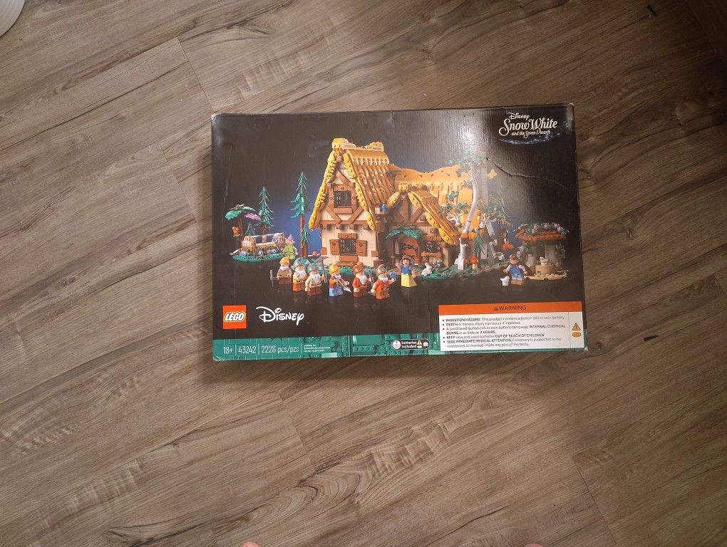 Brand New Disney Snow White And The Seven Dwarfs