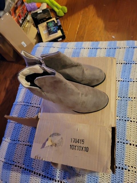 Size 8 Light Brown Or Black Womens Boots New Never Worn