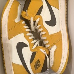 Nike Air Jordan 1 Retro High OG "Yellow Ochre" Shoe