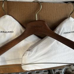 Hanger Salvatorre ferragamo