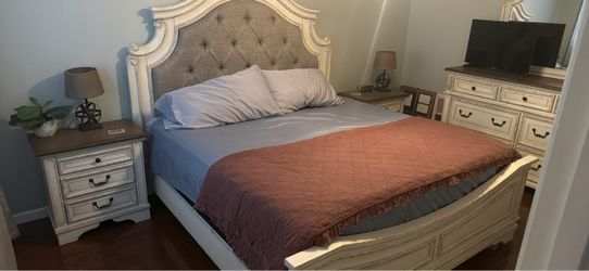 Vintage White Bedroom Set with Tufted Headboard