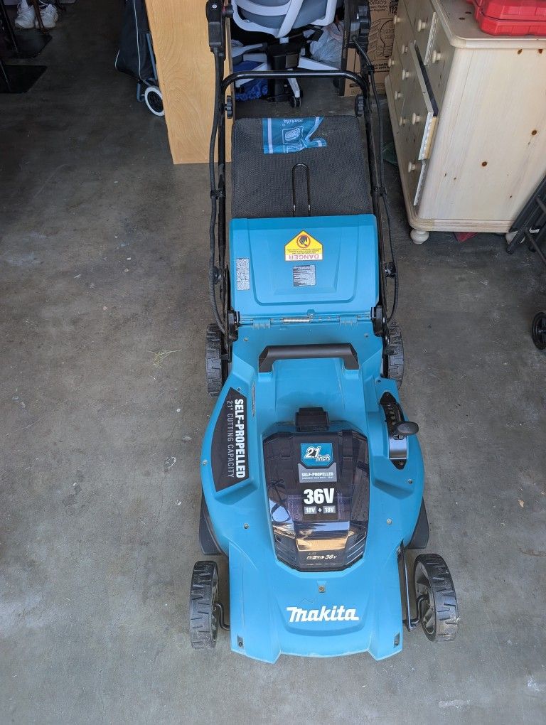 21 Inch Self Propeled Makita Lawn Mower Used 1 Time