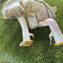 Chrysler Town and Country windshield Washer Fluid Reservoir