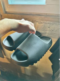 Onyx/Black Yeezy Slides size 13