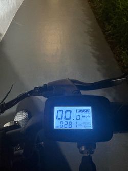 Caroma Peak 1200W Electric Scooter with Seat – Like New! (20 MPH / 30 Mi Range)