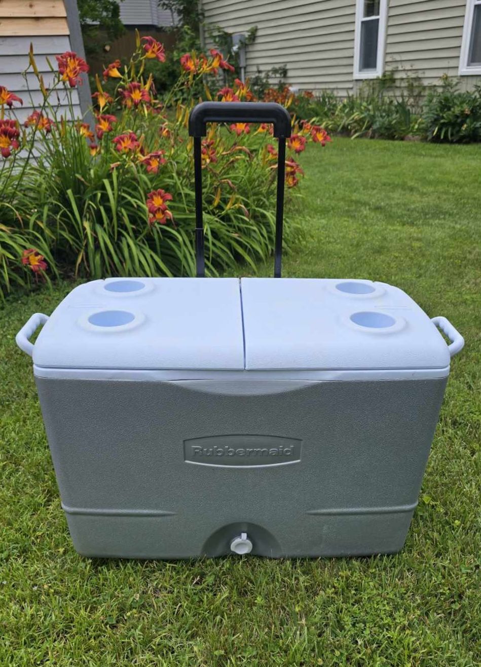 Rubbermaid 50 Quart Durachill Wheeled Ice Chest / Cooler