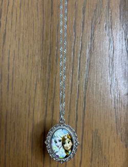 Anna Elsa frozen necklace