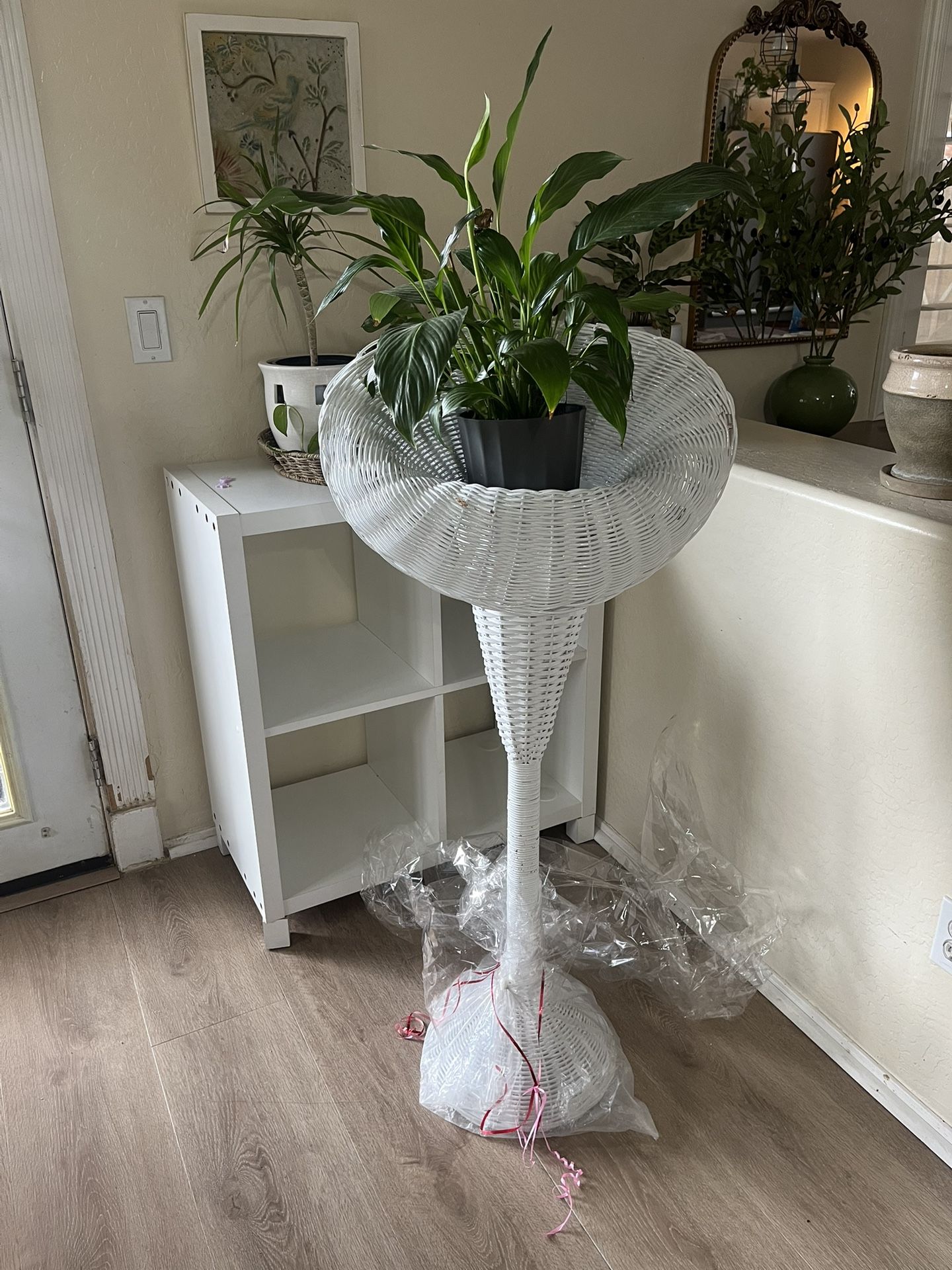 White Whicker Trompet Flower Pot Stand 