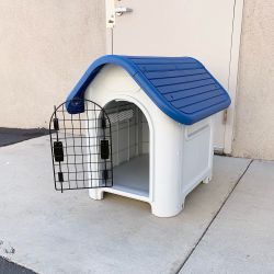 Brand New $50 Small Size Dog House Waterproof Plastic Outdoor Indoor 30x23x26”