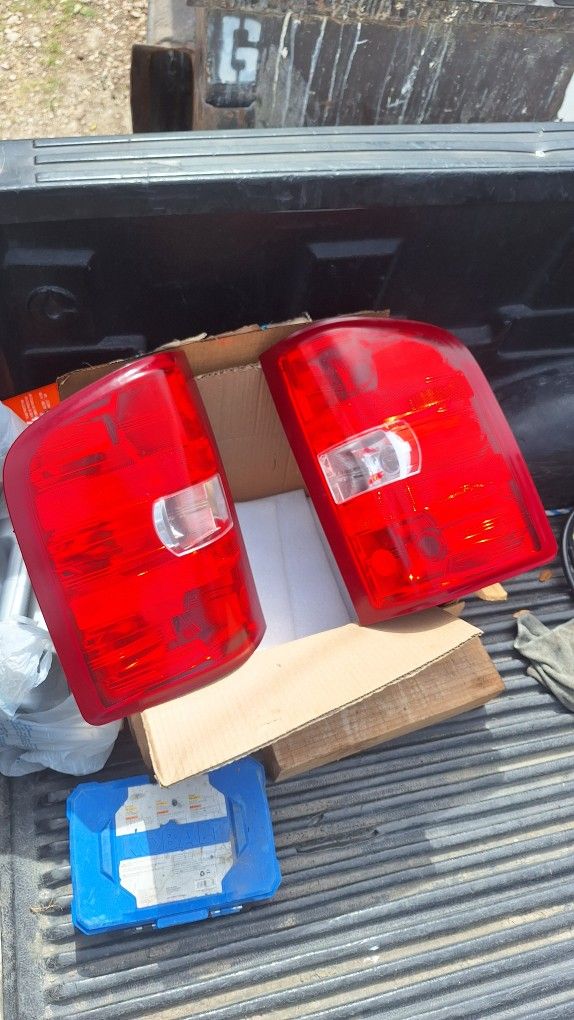 2010 Chevy Silverado Tail Light 