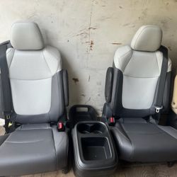 New Leather Bucket Seats With Seatbelts And Console 