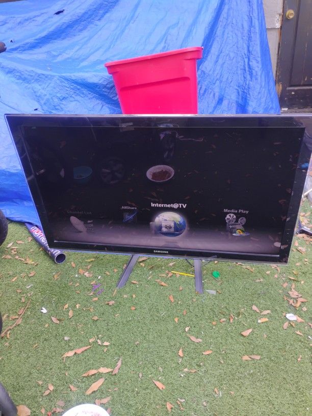 SAMSUNG 48" TV