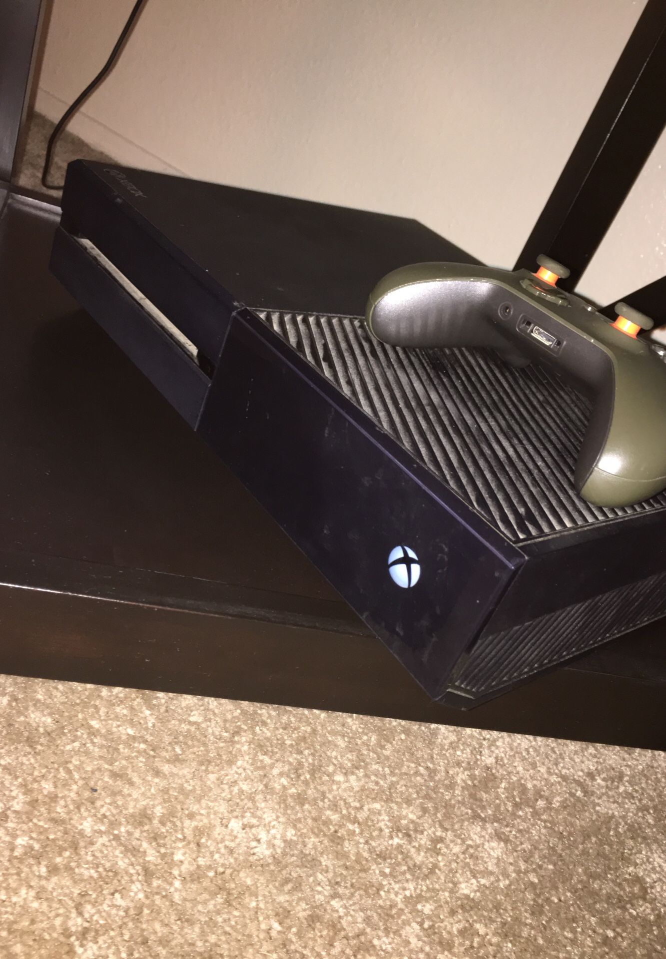 Xbox one w/ Games and 2 controllers