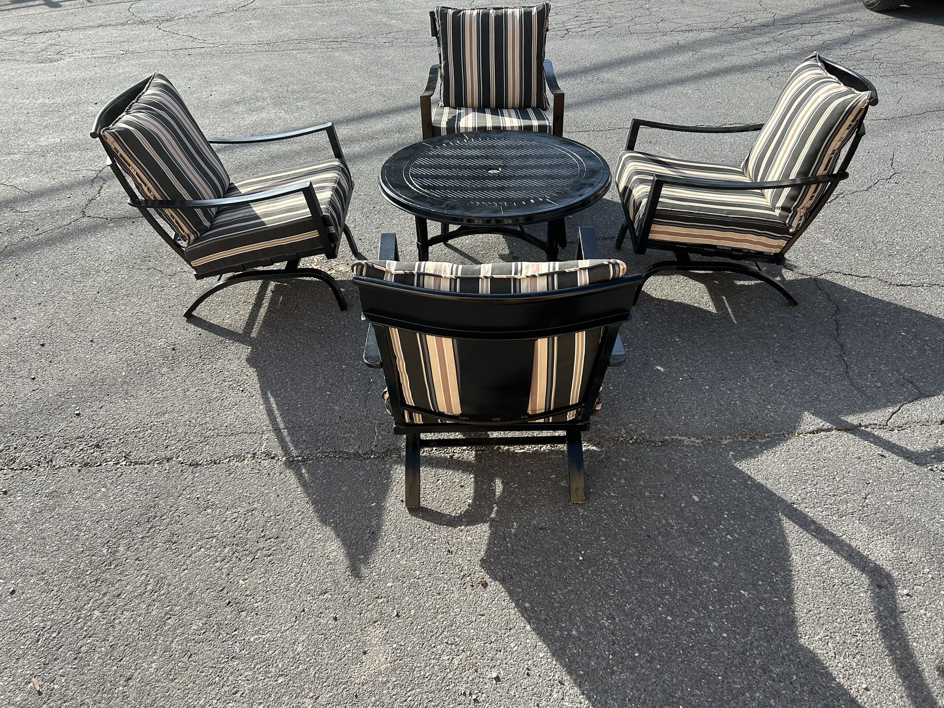 Beautiful Aluminum Conversation Set Table And 4 Chairs W/ Cushions 