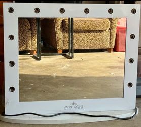 Impression vanity mirror