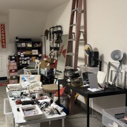  Kitchenware, Electronics, Books, Ladder, Home Goods Garage Sale – Beauty Mirror, Hangers, Power Strips, Small Appliances Decluttering Sa
