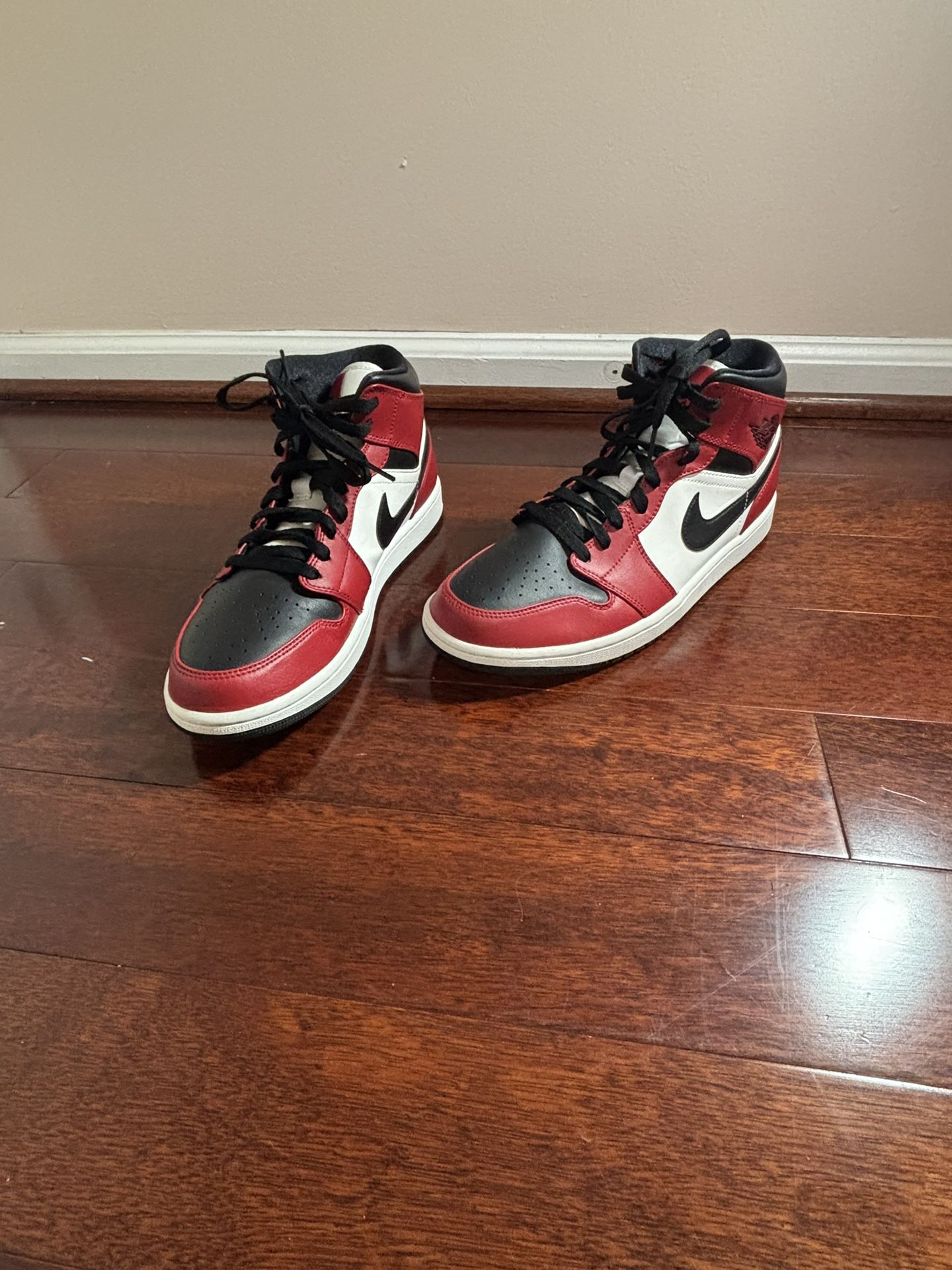 Air Jordan 1 Mid ‘Chicago Black Toe’( Barely Worn, No box)