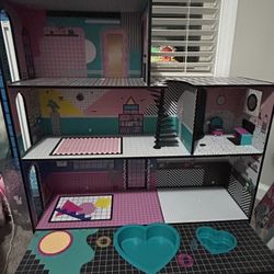 LOL Doll House: Great Condition! Great Christmas Gift! 
