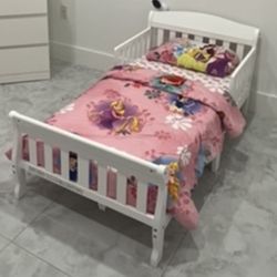 Toddler Bed with Mattress Included ✨🛏️  Beautiful toddler bed for sale, perfect for transitioning from crib to bed.  📏 Dimensions: 56.25 x 29 x 24.5