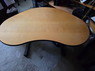 Adjustable table / desk