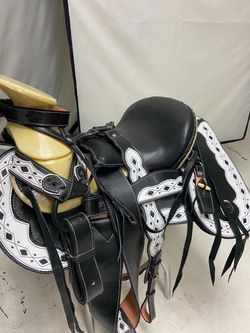 Montura charra de cuero con cantinas desmontables