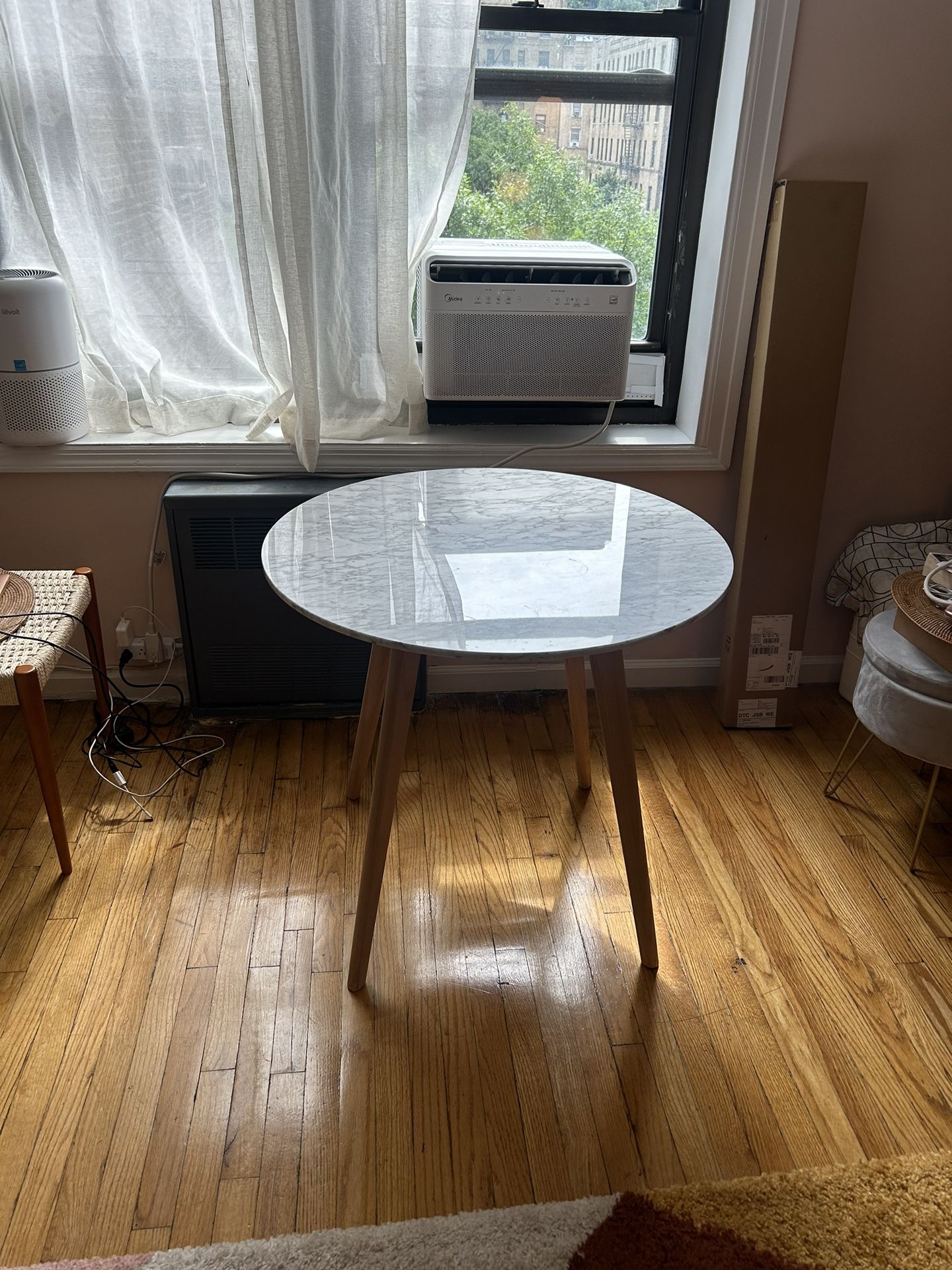 Article Mara Cafe table