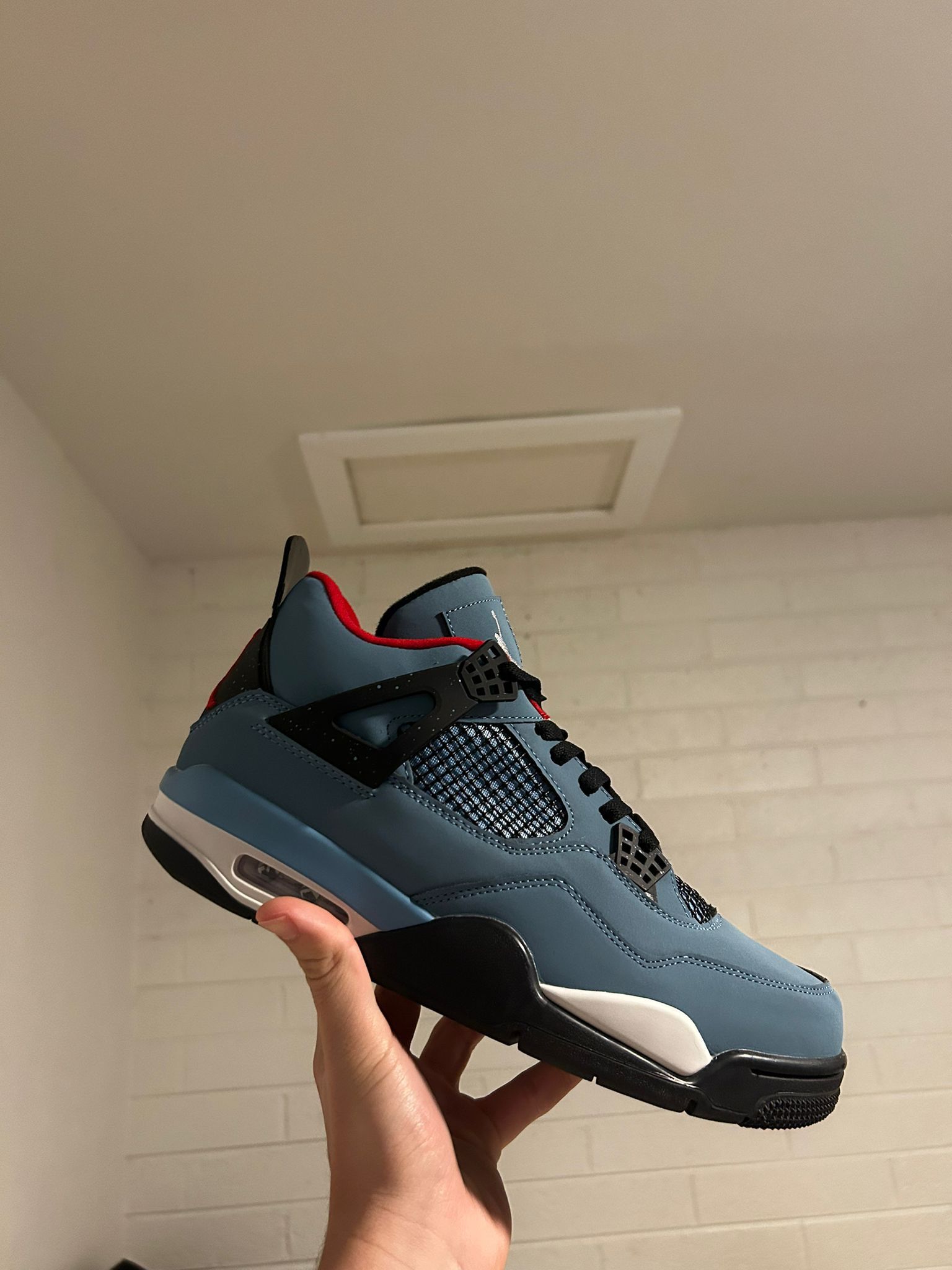 Jordan 4 Travis Scott