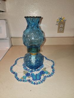 This vintage L.E.Smith oil lamp features the iconic blue "MOON & STARS" glass pattern.