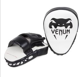 Venum Light Focus Mitts